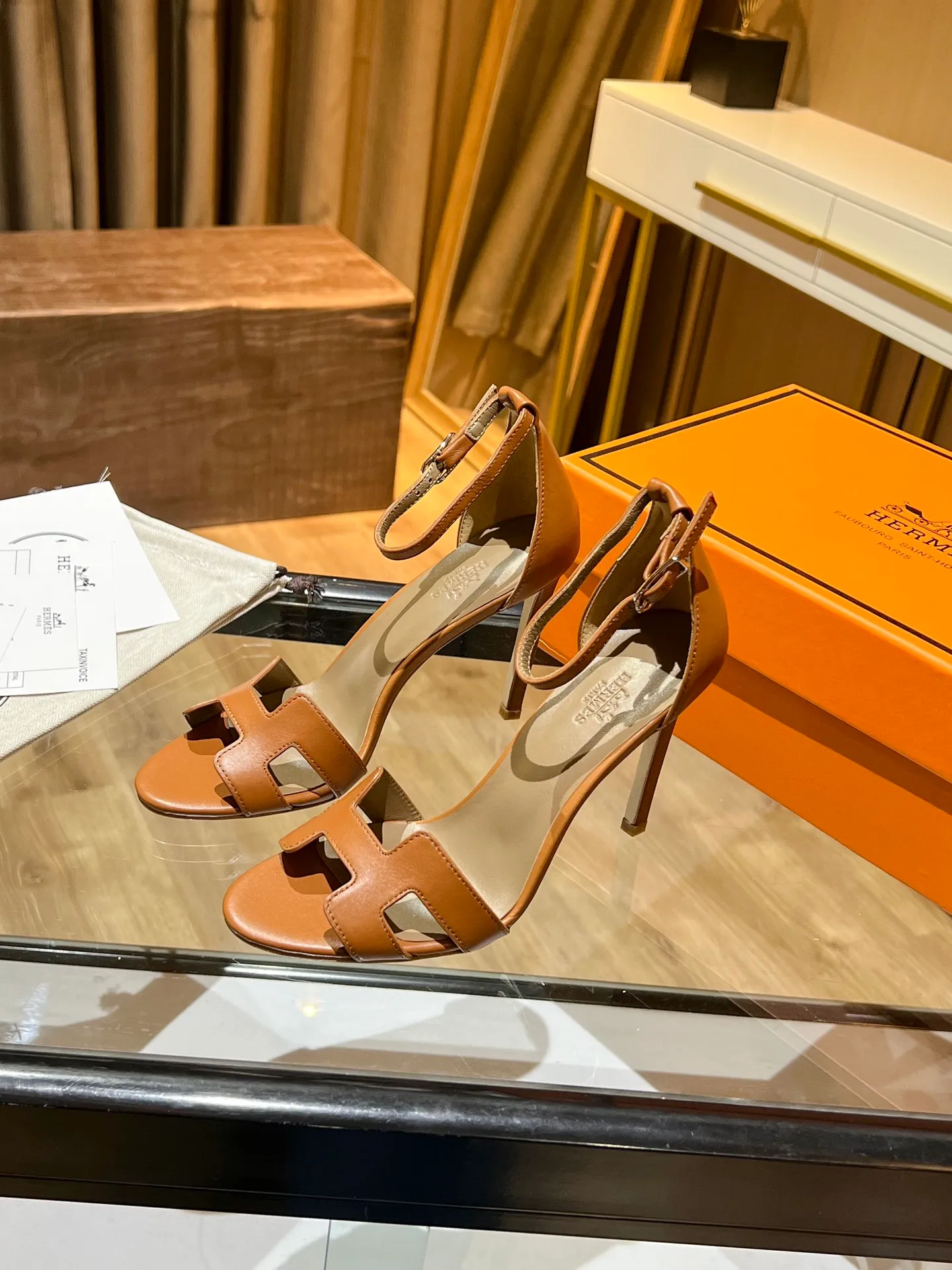 👟👟Ex-factory price 600👟👟 Hermès high-heeled sandals Hermès high-heeled shoes are the simplest, most durable and elegant I have ever seen! ! ! It can hold any style, and the height of 10.5cm is easy to control. Each color has its own unique style. You must buy this one, it is really easy to wear and look good! size: 35-40 (34.40.41 customization is non-returnable and non-exchangeable)